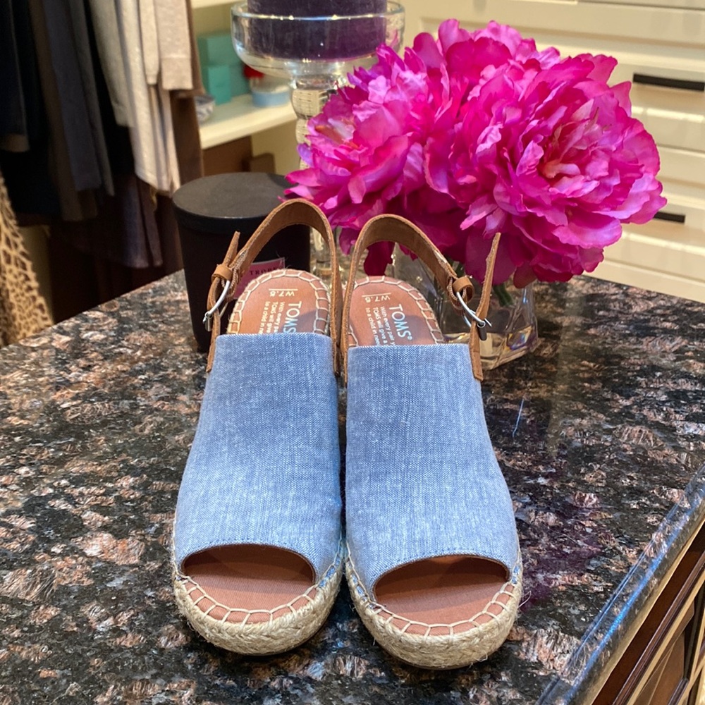 TOMS Women’s Monica Wedge Espadrille Demin Sandals Buckle Shoes Size 7.5. NEW!